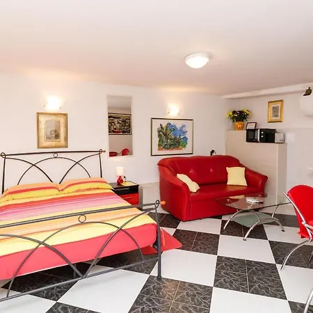 Old Town Finest - Studio Apartman